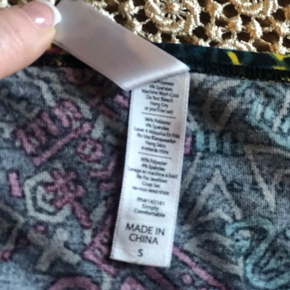 Fun pattern in this classic LuLaRoe top.🌷 - Picture 7 of 7